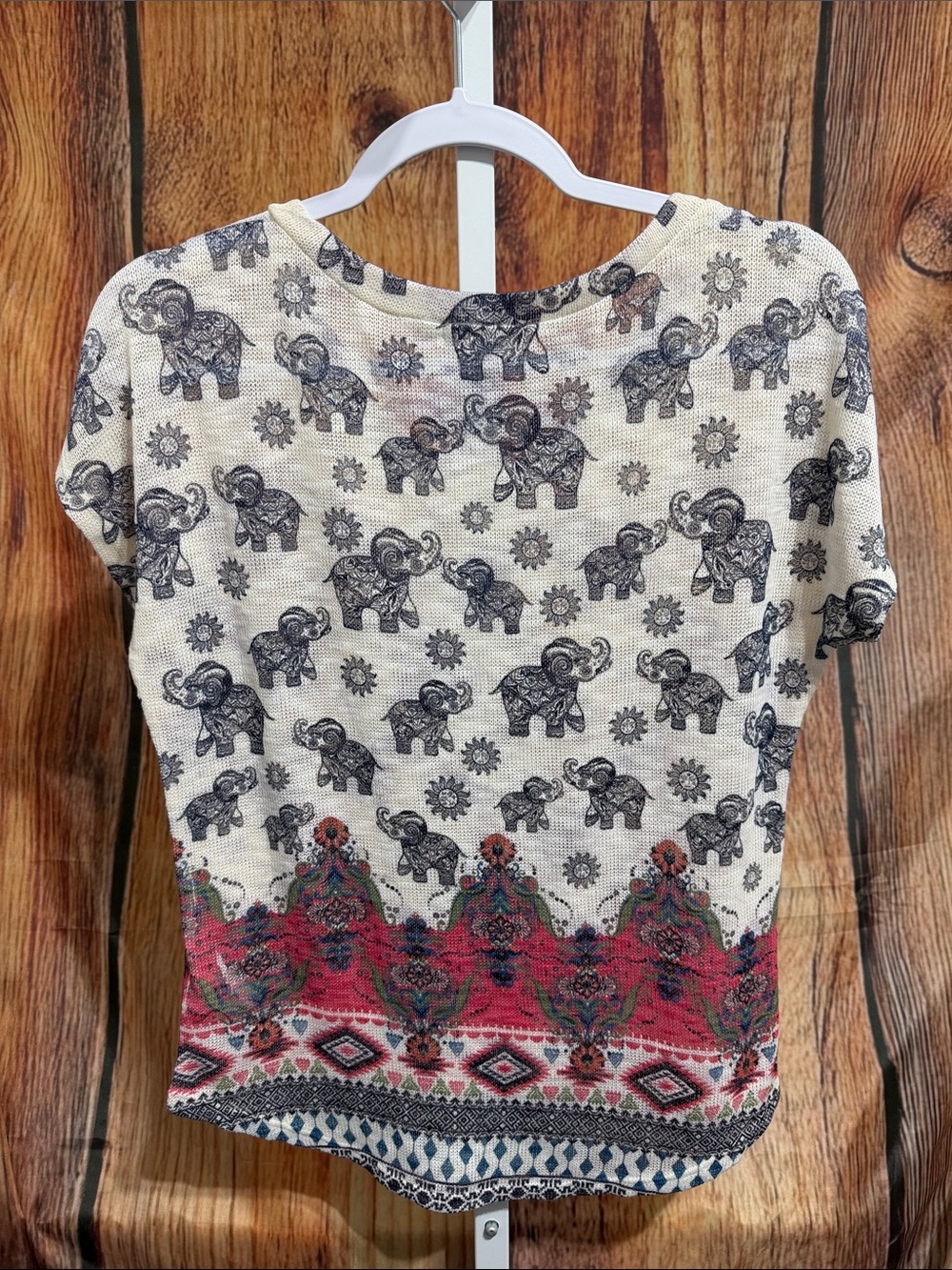 🚨(4/$10) Glaze Elephant Print Sweater Size M - Picture 4 of 4